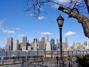 Von den Brooklyn Heights wirkt das Finanzzentrum in Downtown Manhattan regelrecht idyllisch