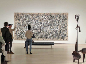 Besucher vor einem typischen "Dripping" von Jackson Pollock